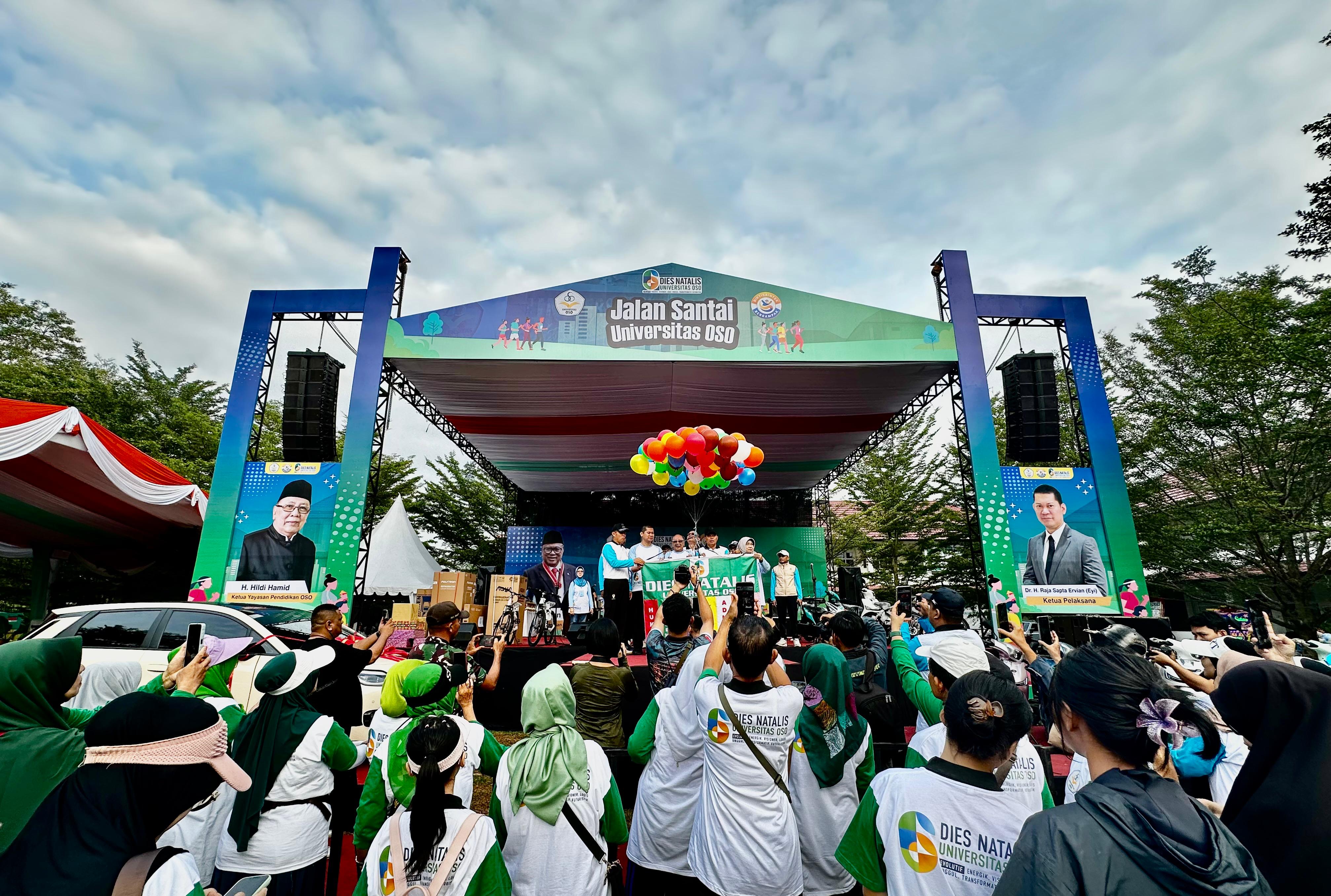 Antusiasme ribuan warga Kalimantan Barat terlihat sejak pagi saat mengikuti Jalan Santai Dies Natalis ke-6 Universitas OSO di Kampus Universitas OSO, Pontianak, Minggu (25/1/2026).