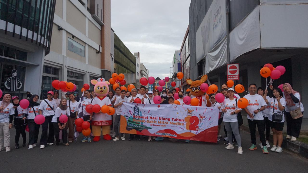 Ratusan peserta mengikuti Fun Walk dalam rangka HUT ke-12 RS Mitra Medika Pontianak di kawasan Ruko Ayani Megamal, Minggu (25/1/2026).