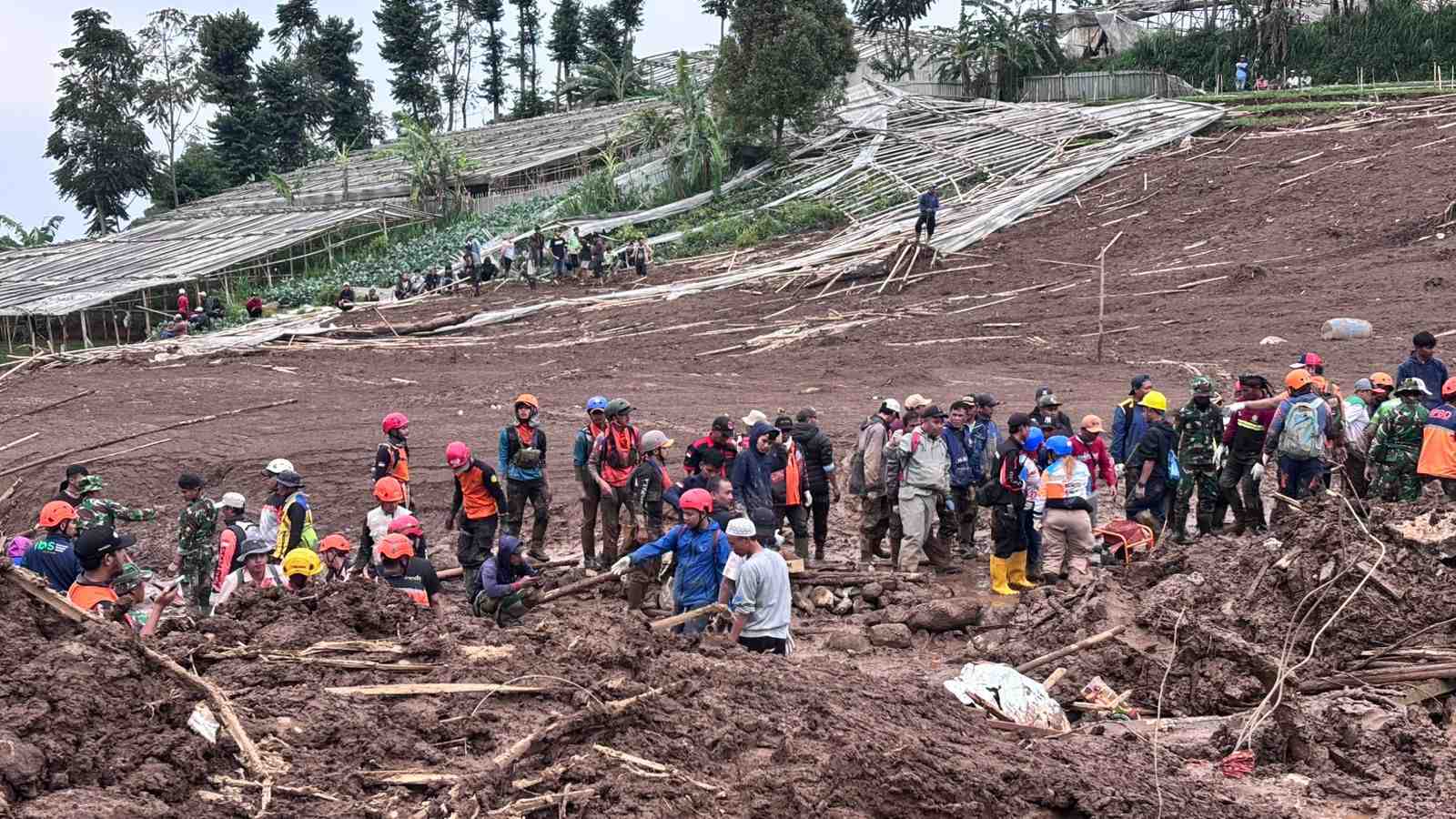 PENCARIAN: Tim SAR Gabungan melakukan pencarian para korban longsor di Kampung Pasir Kuning, Desa Pasirlangu, Kecamatan Cisaruan, Kabupaten Bandung Barat, Minggu (25/1).
