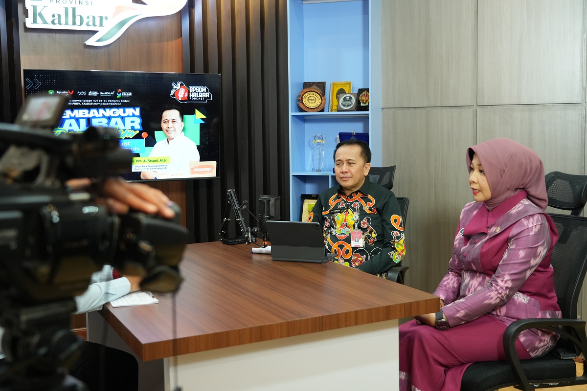 PODCAST : Dirjen Bina Keuangan Daerah Kemendagri, Agus Fatoni bersama Kepala BPSDM Kalbar, Windy Prihastari saat menjadi narasumber Podcast BPSDM Kalbar.