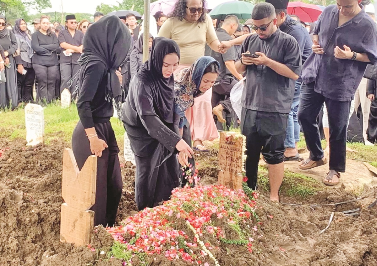 PEMAKAMAN: Prosesi pemakaman selebgram Lula Lahfah dihadiri keluarga hingga para sahabat.