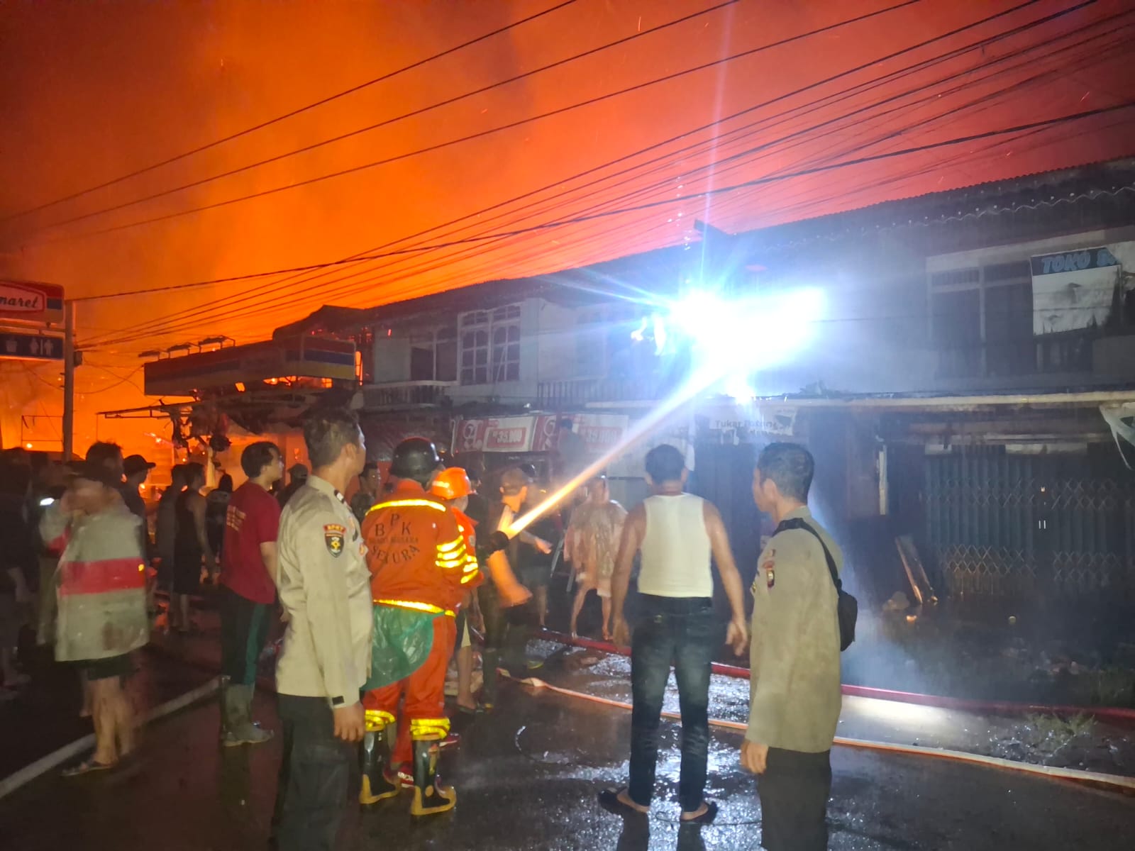Sepuluh bangunan ruko dan satu rumah warga di Kawasan Pasar Simpang Empat Dusun Simpang Empat Desa Simpang Empat Kecamatan Tangaran terbakar, Minggu (25/1) sekitar pukul 03.30 WIB Subuh.