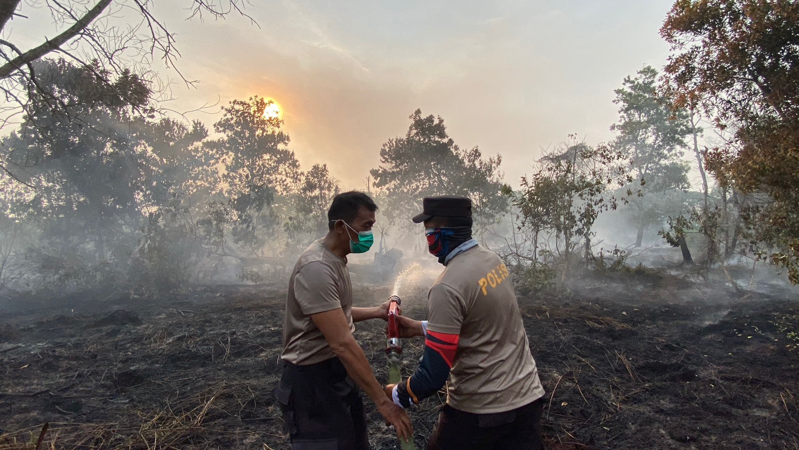 ILUSTRASI Tim gabungan dan relawan melakukan upaya pemadaman terhadap kebakaran hutan dan lahan di Kabupaten Kubu raya pada Sabtu (24/1).