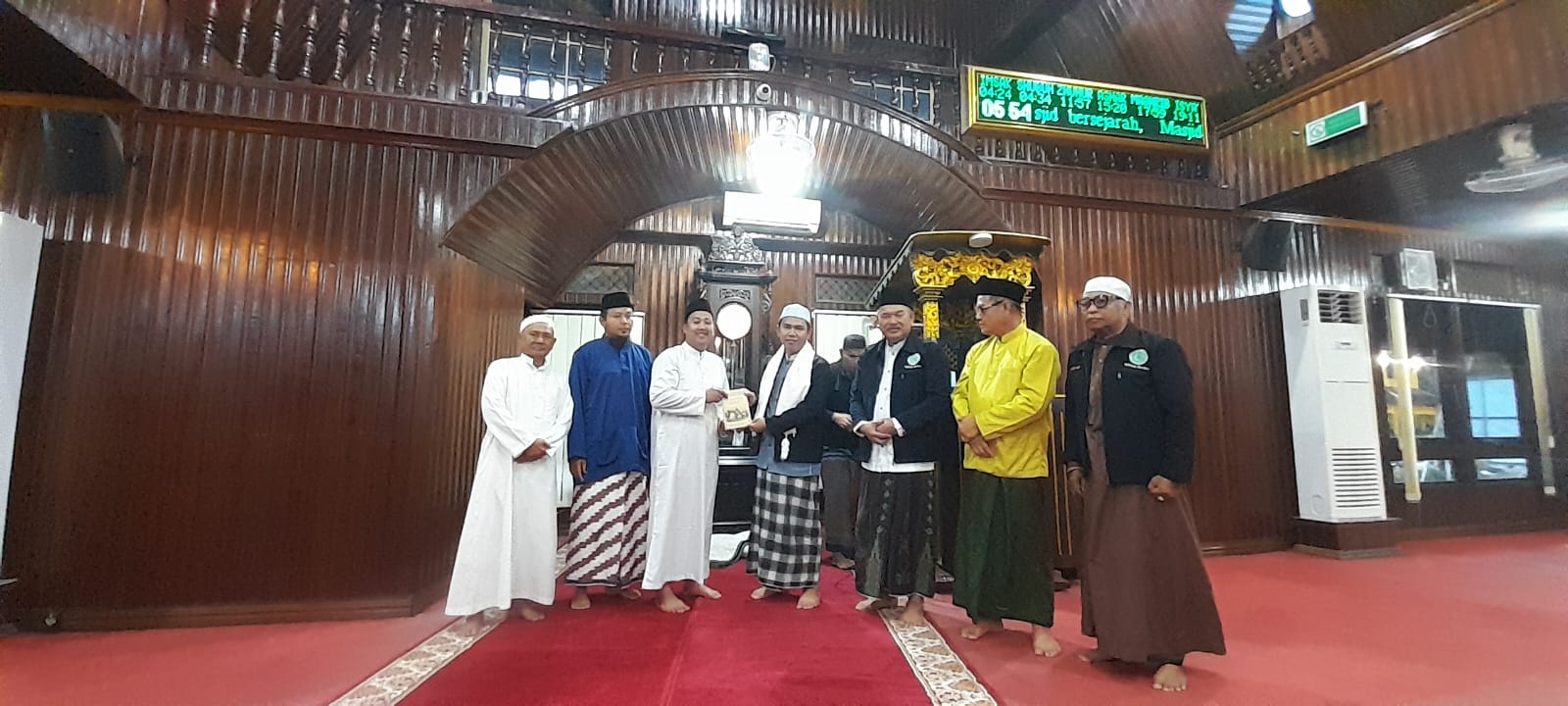 YM Pangeran Ratu M Tarhan saat menyerahkan buku yang disusun Ustadz Anhari kepada sejumlah pihak.