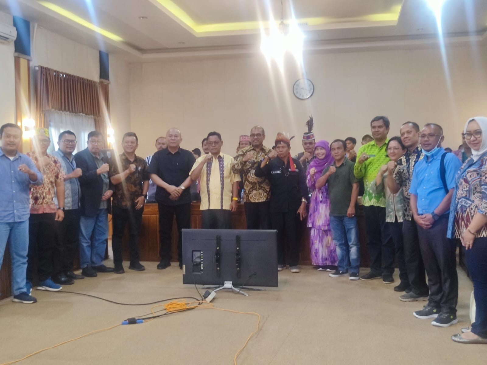 Barat memfasilitasi rapat bersama manajemen PT Mayawana Persada, perwakilan masyarakat terdampak, Pemerintah Provinsi Kalbar, serta pakar dari Universitas Tanjungpura (Untan), Jumat (23/1).