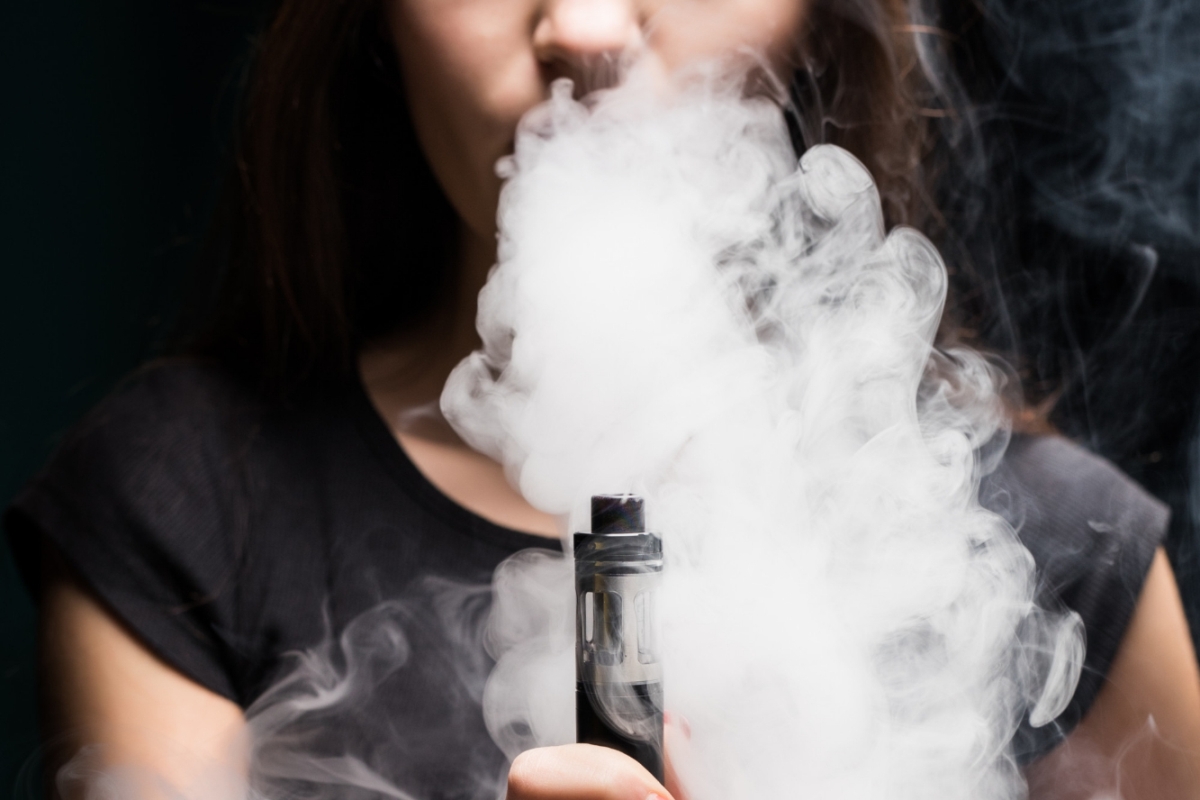 Ilustrasi penggunaan vape.
