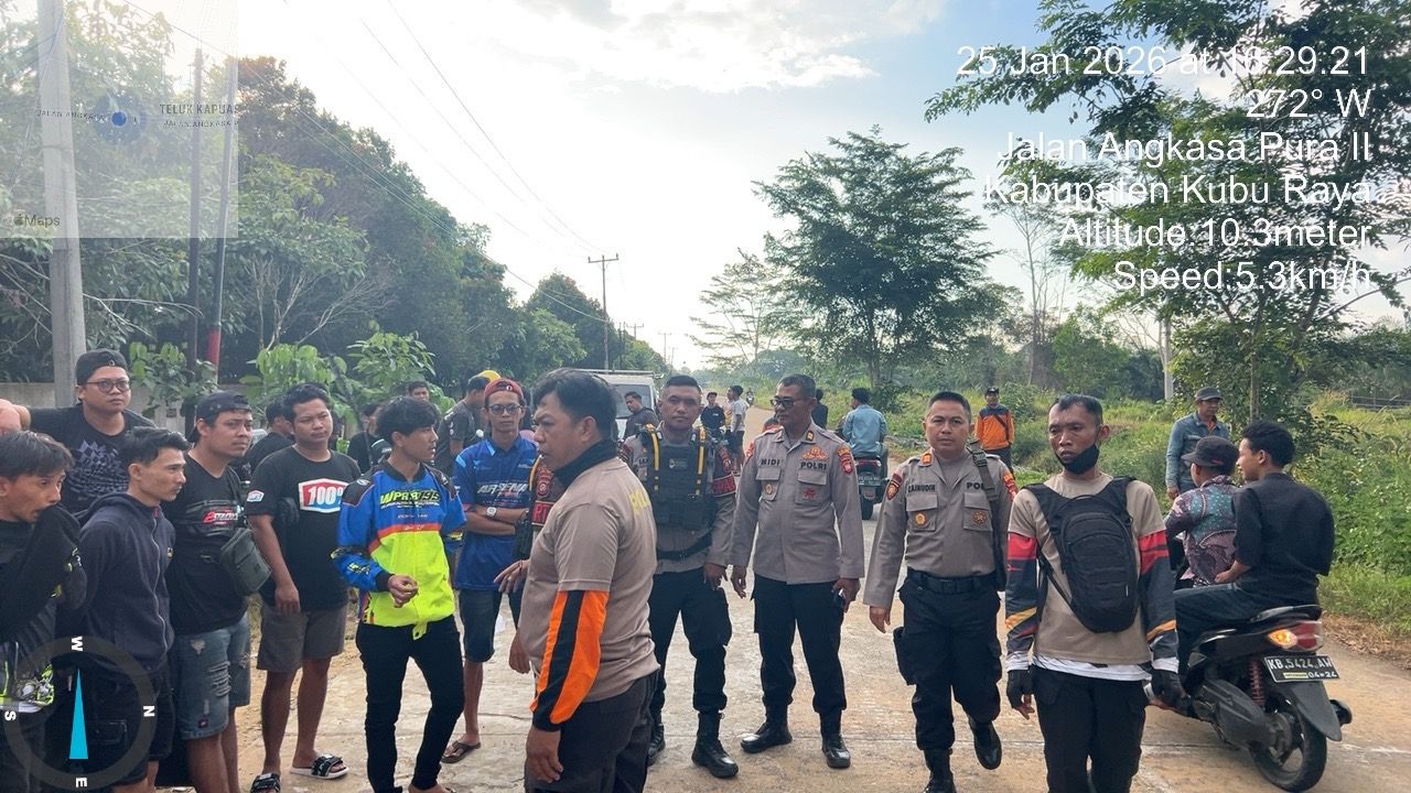 PENERTIBAN: Personel Polres Kubu Raya menertibkan balap liar di Jalan Angkasa Pura, Sungai Raya, yang meresahkan warga, Minggu (25/1) sore.