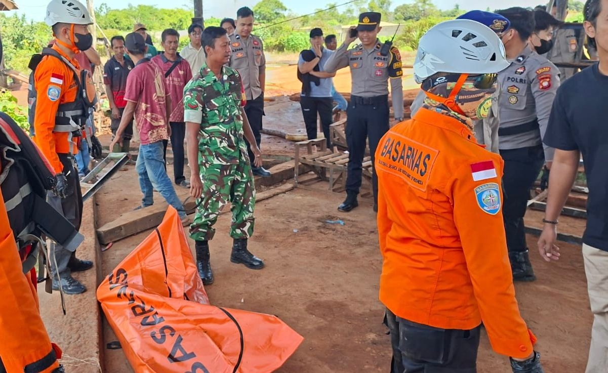 EVAKUASI: Petugas mengevakuasi mayat yang ditemukan mengapung di Sungai Pawan, Sabtu (24/1).