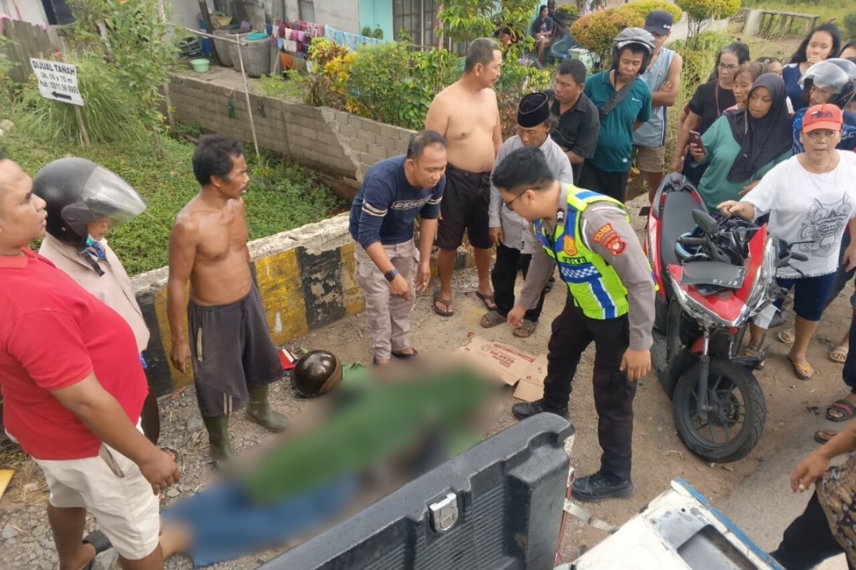 Sepeda motor dan truk terlibat kecelakaan di tikungan Jalan Trans Kalimantan KM 19 Desa Korek, Kecamatan Sungai Ambawang dan menewaskan satu pengendara motor, Minggu (25/1).