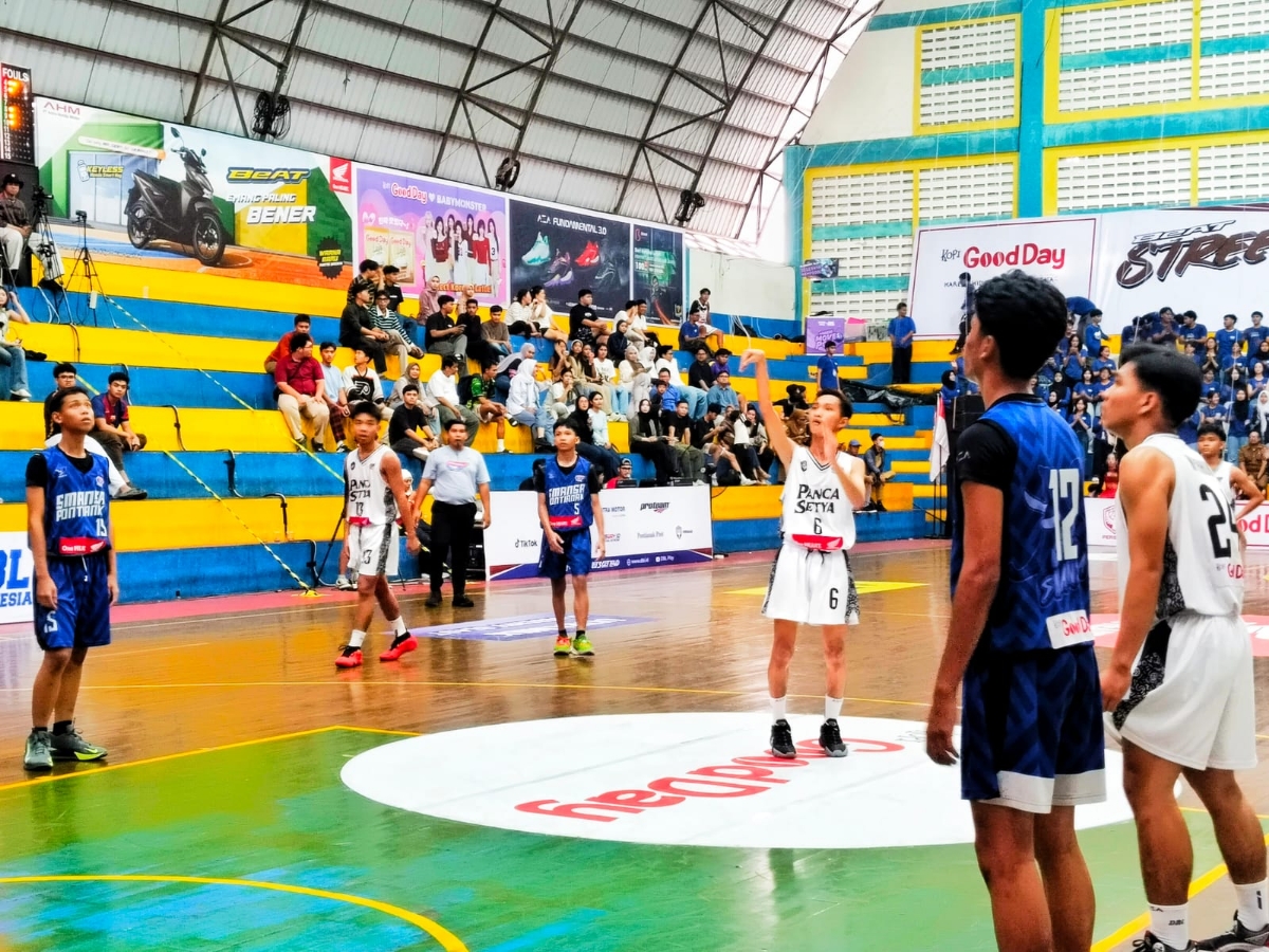 Putra SMA Panca Setya Sintang (Jersey) putih melawan Putra Smansa Pontianak (Jersey biru) Di Honda DBL with kopi good day 2026 West Kalimantan.