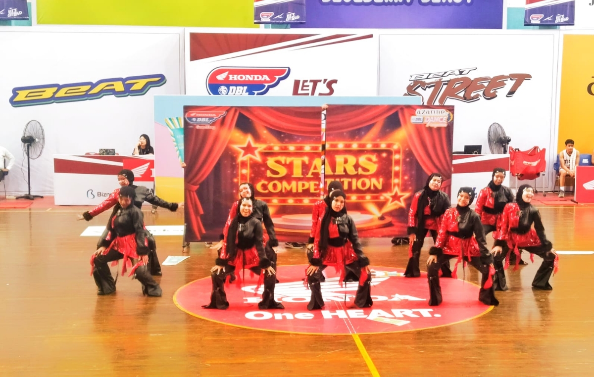 Penampilan Tim dance SMA 10 Al- Azhar Pontianak di Azarine DBL Dance Competition.