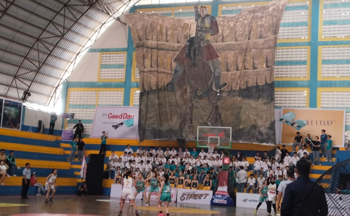 Suporter Bina Mulya Pontianak menunjukkan tido si hari keempat Honda DBL with Kopi Good Day West Kalimantan 2026, Senin (26/1).