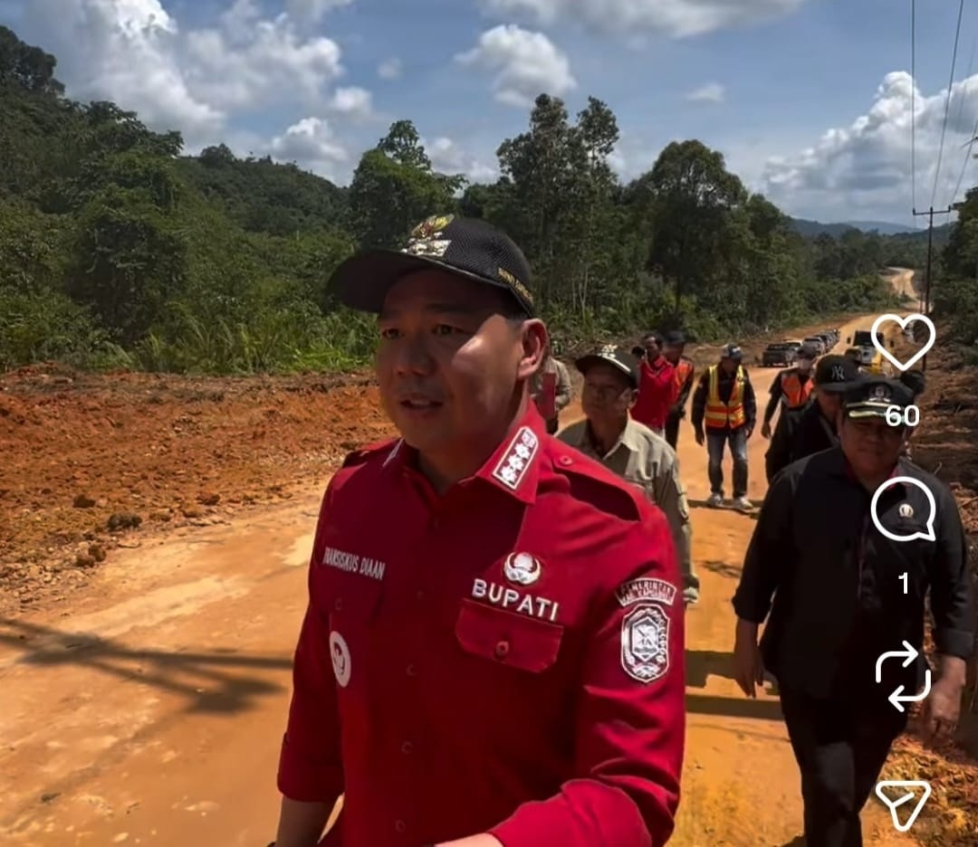 TINJAU: Bupati Kapuas Hulu Fransiskus Dian saat meninjau pembangunan jalan ruas Simpang Empat Nanga Suruk - Nanga Payang di Kecamatan Bunut Hulu.