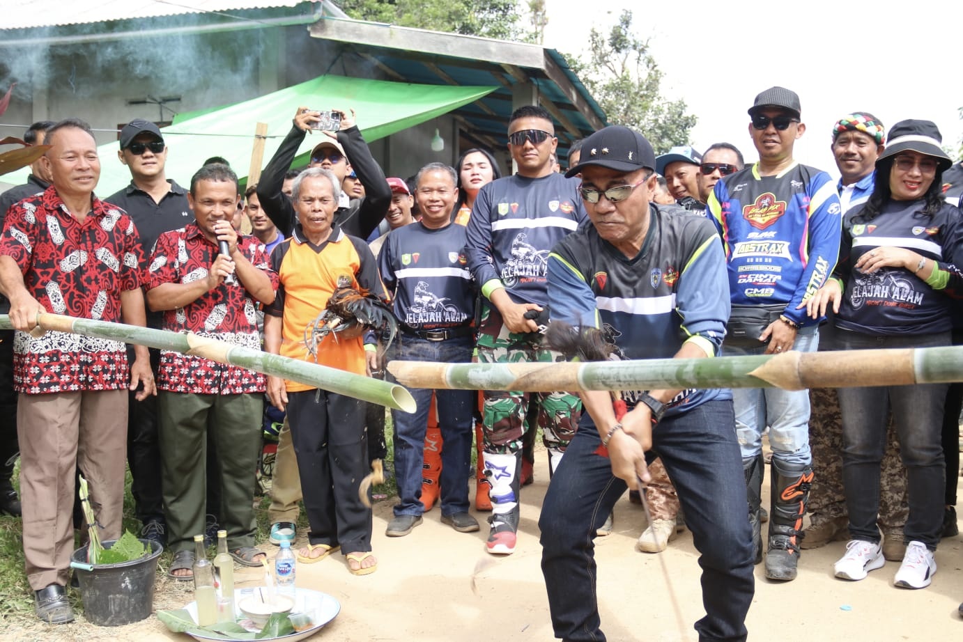 JELAJAH ALAM: Wakil Gubernur Krisantus Kurniawan membuka Kegiatan Jelajah Alam Macan&rsquo;t Dohik Buko&rsquo;k Tahun 2026 yang digelar di Desa Engkalet, Kecamatan Parindu, Kabupaten Sanggau, Sabtu (24/1/2026).