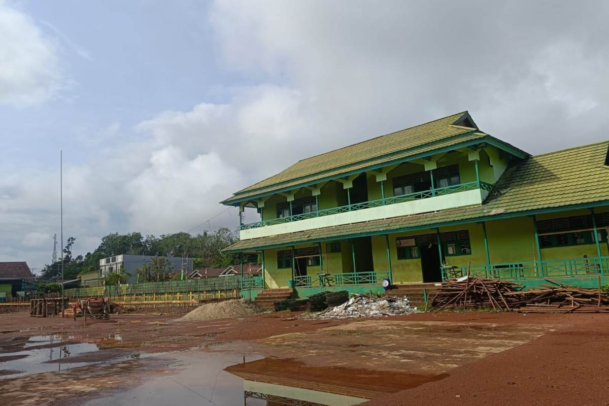 Proses pembongkaran MIN Kapuas Hulu yang saat ini sudah dilakukan. MIN Kapuas Hulu mendapatkan anggaran dari Pemerintah Pusat sebesar Rp11 Miliar.