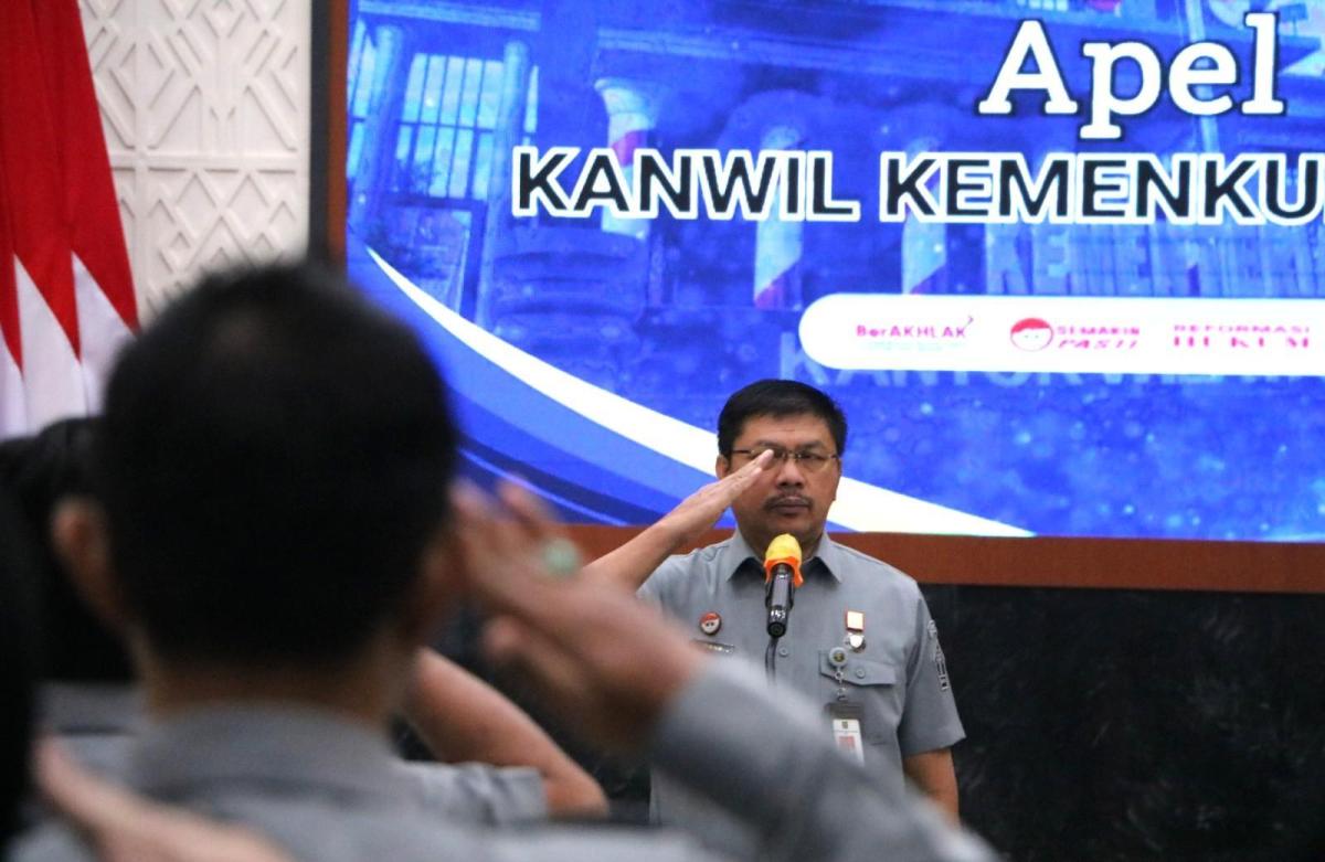 Kanwil Kemenkum Kalbar menggelar apel pagi pada Senin (26/1).