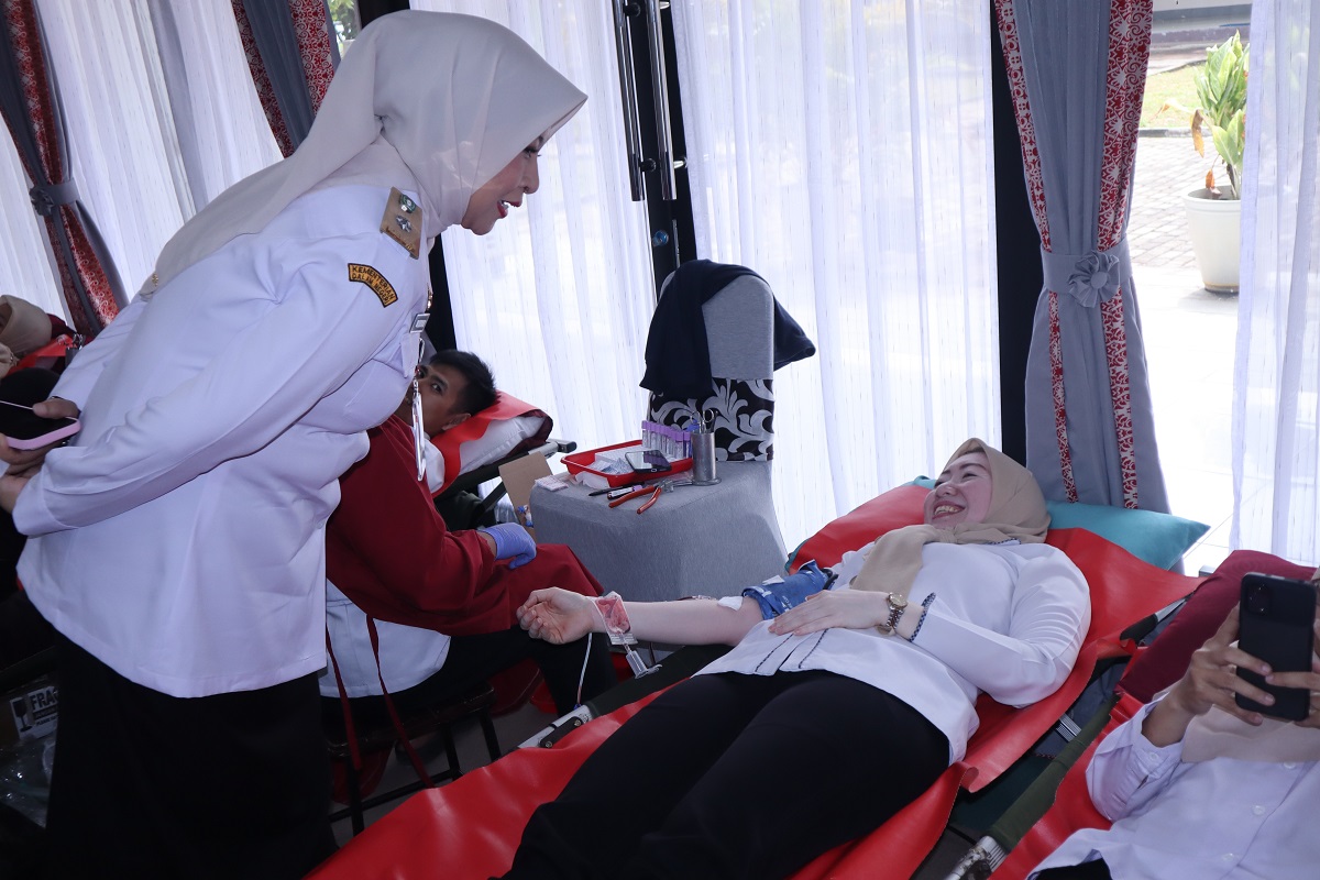 KEPEDULIAN: Kepala BPSDM Kalbar Windy Prihastari meninjau peserta donor darah dalam aksi sosial ASN Kalbar Peduli di Aula BPSDM Kalbar.