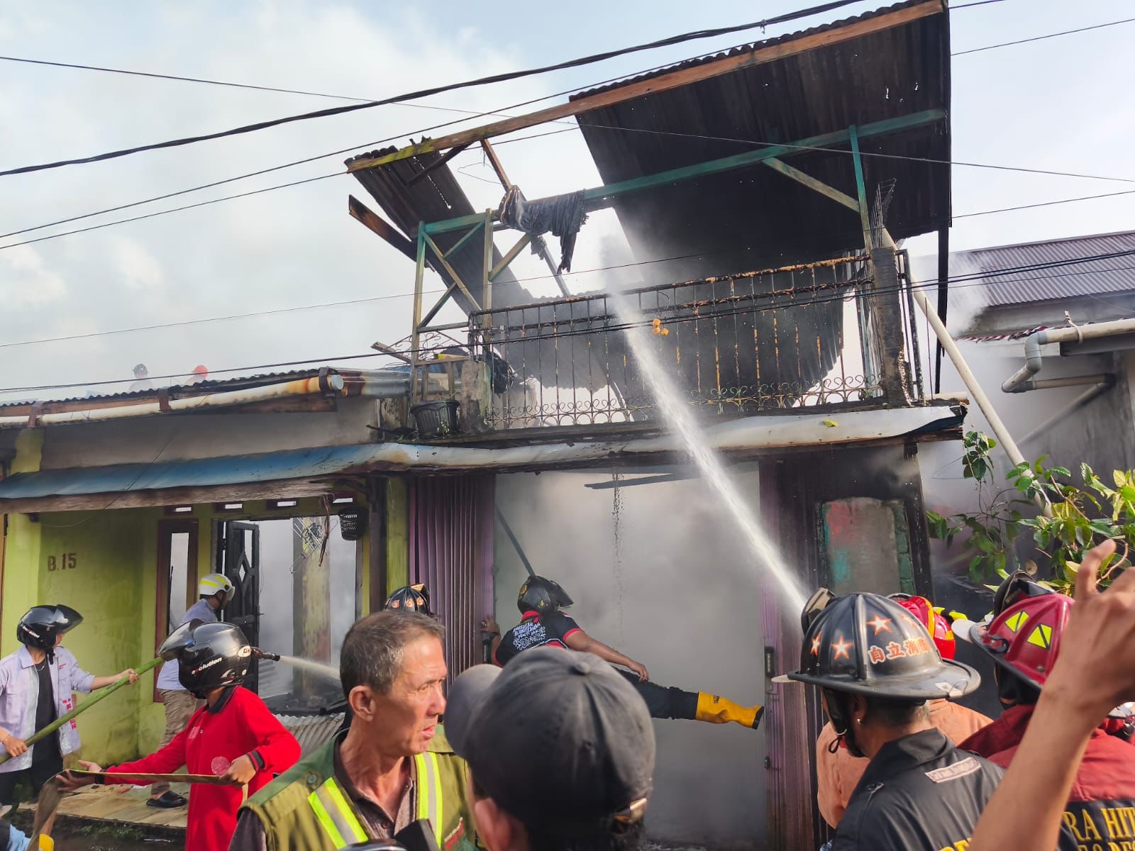Petugas pemadam kebakaran berjibaku memadamkan api yang melalap rumah di Komplek Bhayangkara Permai, Sungai Raya.