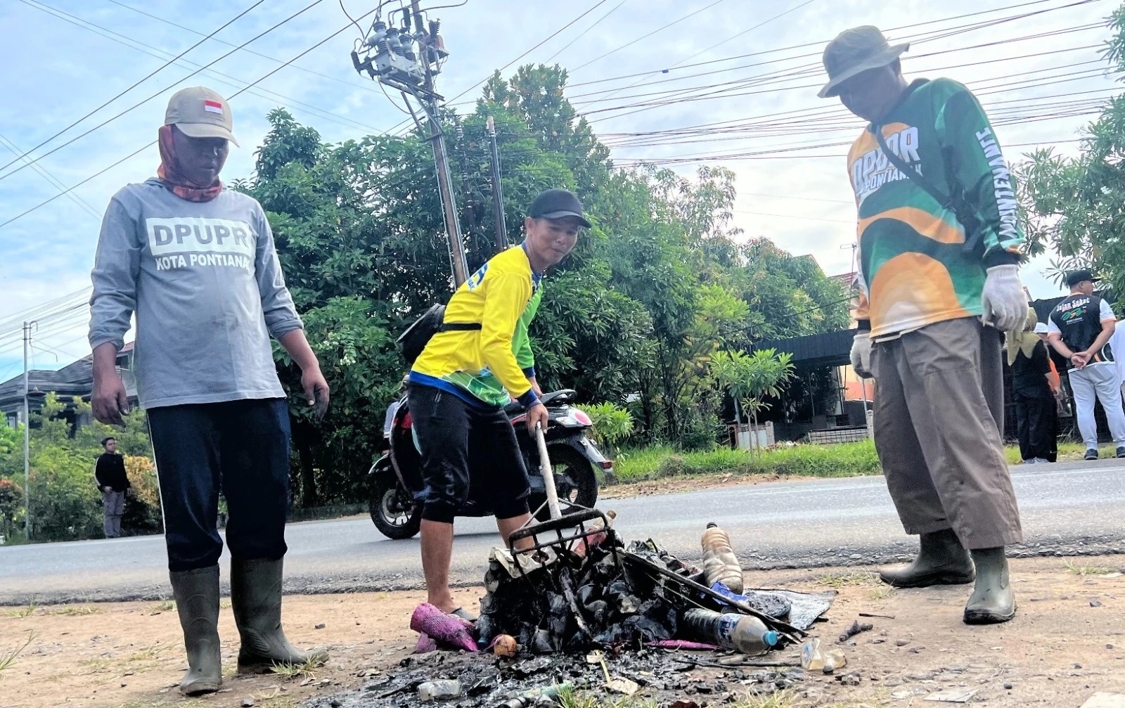 ANTUSIAS: Warga antusias melaksanakan gotong-royong bersama Pemkot Pontianak di Taman Pal Lima, Jalan Karet, Pontianak Barat, kemarin (25/1)