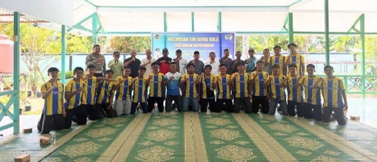 SIAP BERTANDING: suasana pelepasan Tim Persiwah di Rumdin Wabup Mempawah.
