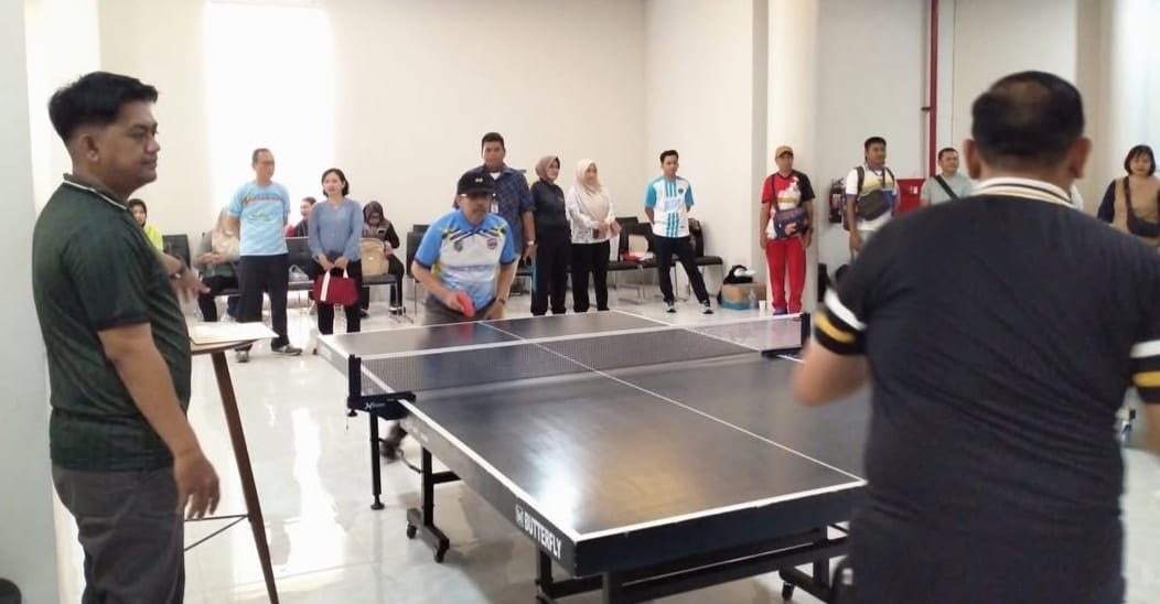 TANDING: Sekda Ismail saat bertanding di kejuaraan tenis meja HUT Pemprov Kalbar.