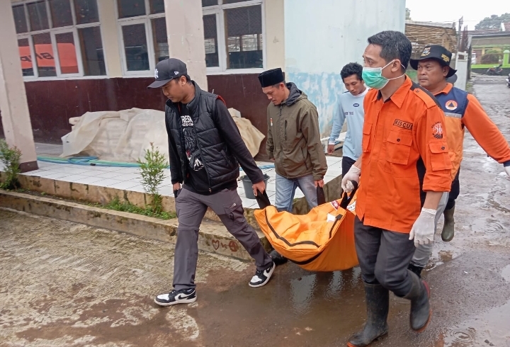 EVAKUASI JENAZAH: Petugas melakukan Evakuasi Jenazah korban longsor di Kampung Pasir Kuning, Desa Pasirlangu, Kecamatan Cisarua, Kabupaten Bandung Barat.