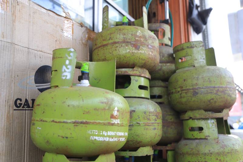 GAS : Tabung gas elpiji 3 kilogram yang dijual secara eceran di warung-warung.