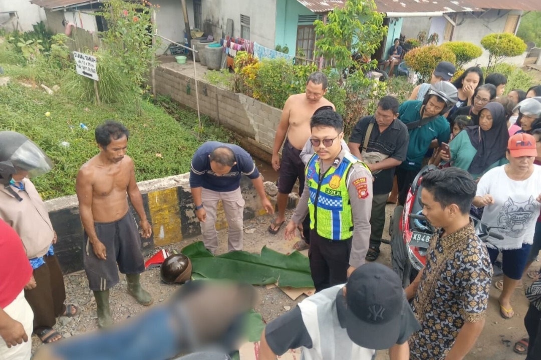 KECELAKAAN:  Sepeda motor dan truk terlibat kecelakaan maut di tikungan Jalan Trans Kalimantan KM 19 Desa Korek, Kecamatan Sungai Ambawang, Minggu (25/1).