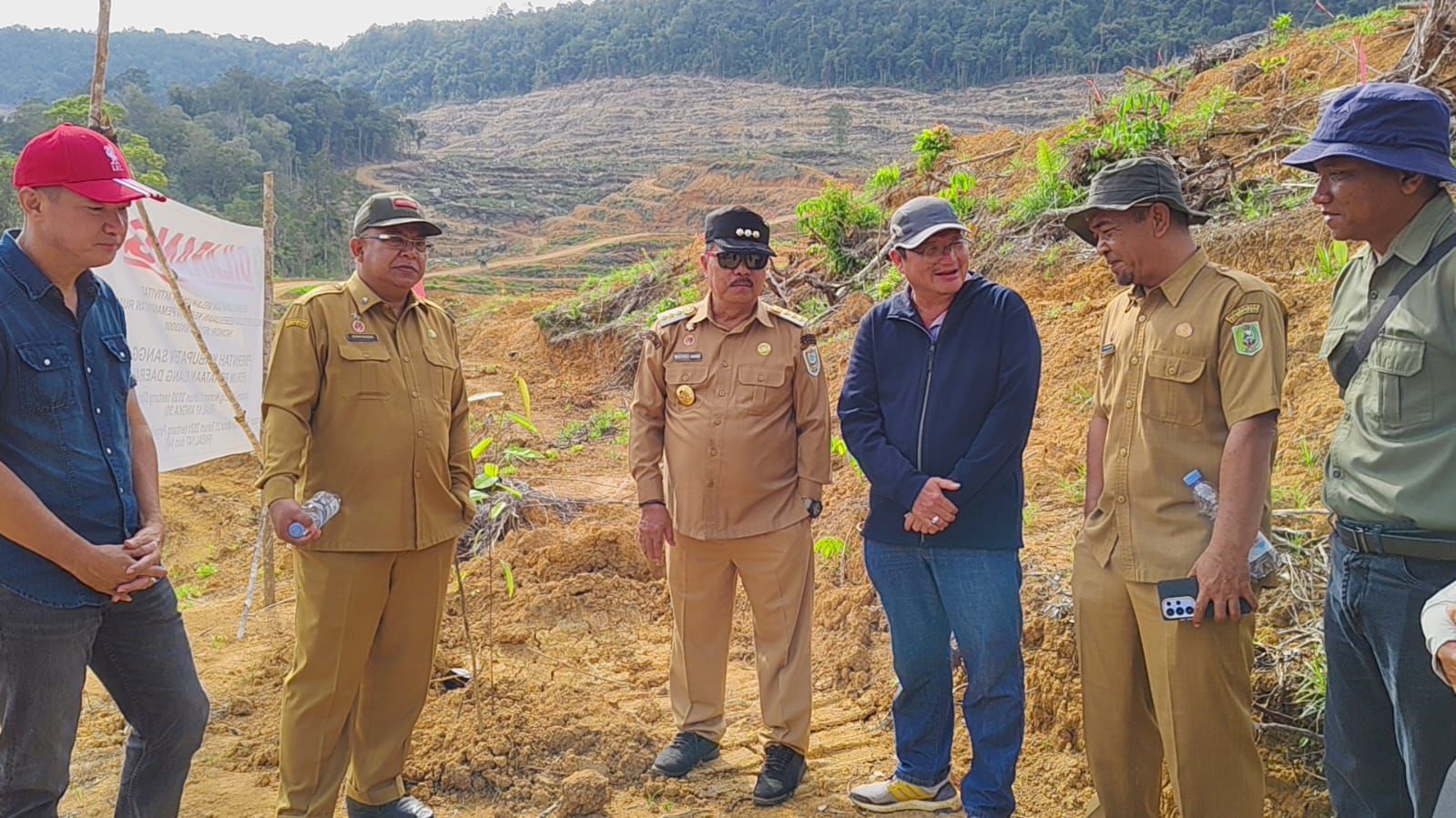 TINJAU: Bupati Sanggau, Yohanes Ontot beserta staf meninjau lahan penghijauan PT CUT.