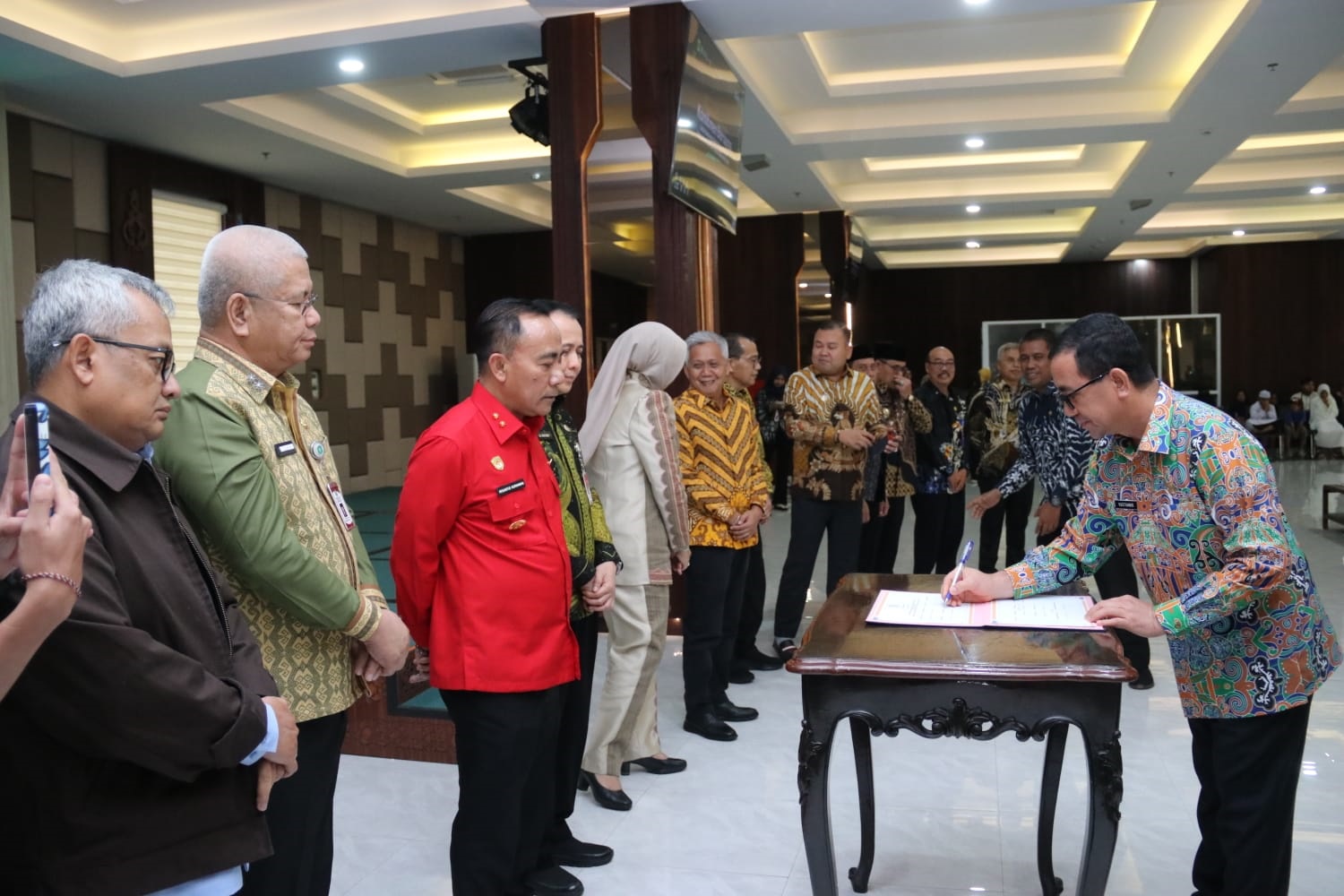 KOMITMEN BERSAMA: Wakil Gubernur Krisantus Kurniawan saat menyaksikan penandatangan komitmen bersama untuk pengembangan kompetensi ASN se-Kalbar.