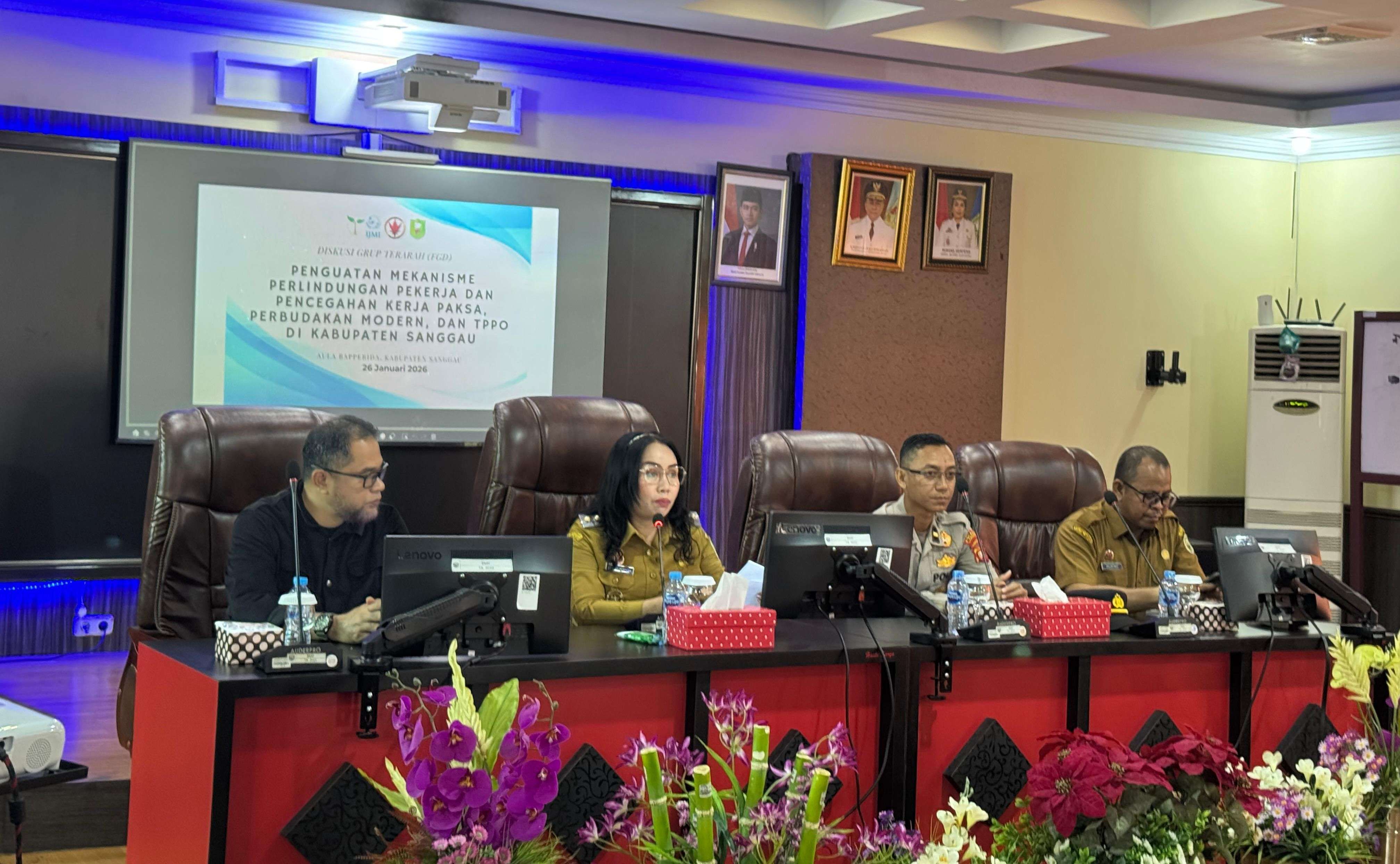 DISKUSI: Wakil Bupati Sanggau, Susana Herpena saat FGD Pemetaan Penguatan Mekanisme Perlindungan Pekerja dan Pencegahan Kerja Paksa, Perbudakan Modern, dan TPPO di Aula Baperrida Sanggau, kemarin.