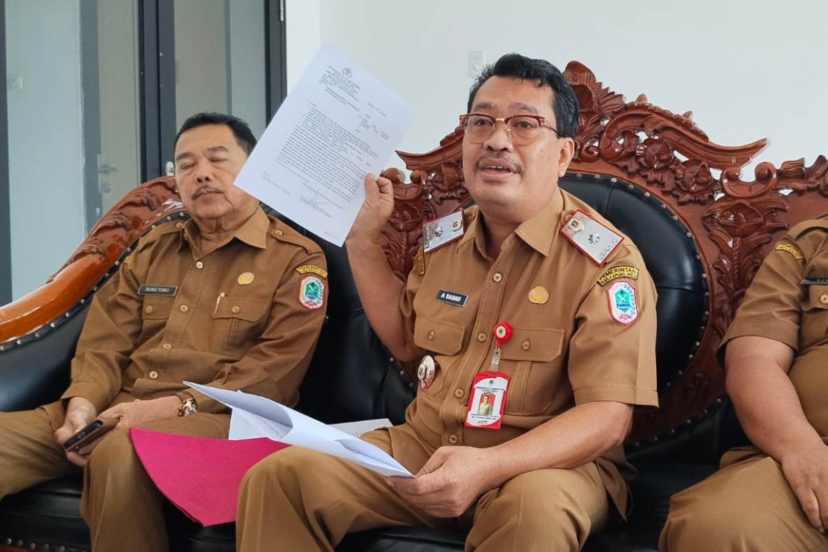 Sekda Kapuas Hulu Ambrosius Sadau saat menjelaskan masalah dugaan korupsi kegiatan penelitian di saat dirinya menjabat Kepala Bappeda tahun 2023.