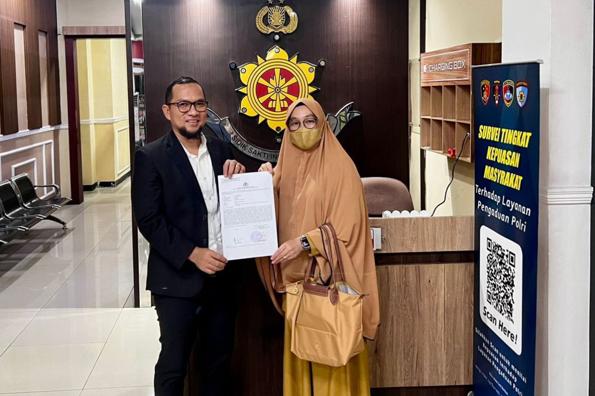 Ully Apriyani didampingi kuasa hukumnya, Bayu Sukmadiansyah, melaporkan dugaan penghimpunan dana umrah secara melawan hukum ke Polda Kalbar, Senin (26/1).