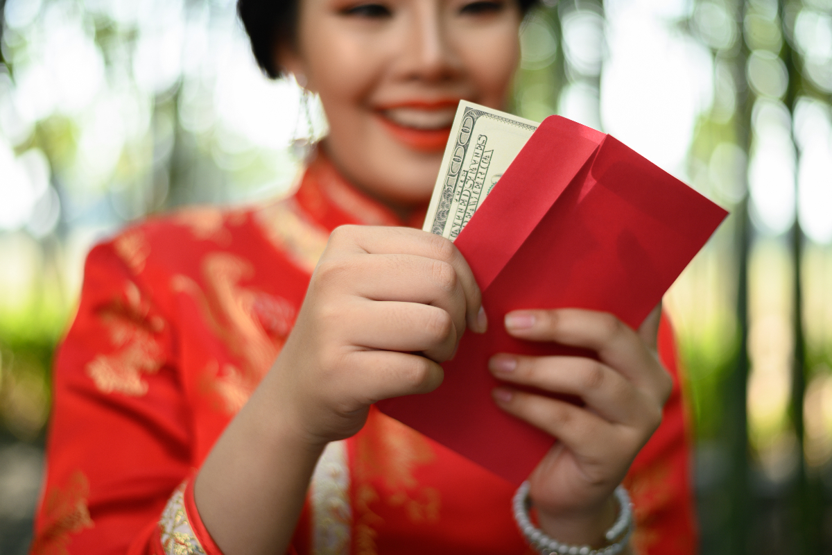 Ilustrasi mendapat angpao. Salah satu tradisi yang selalu ada saat Imlek.