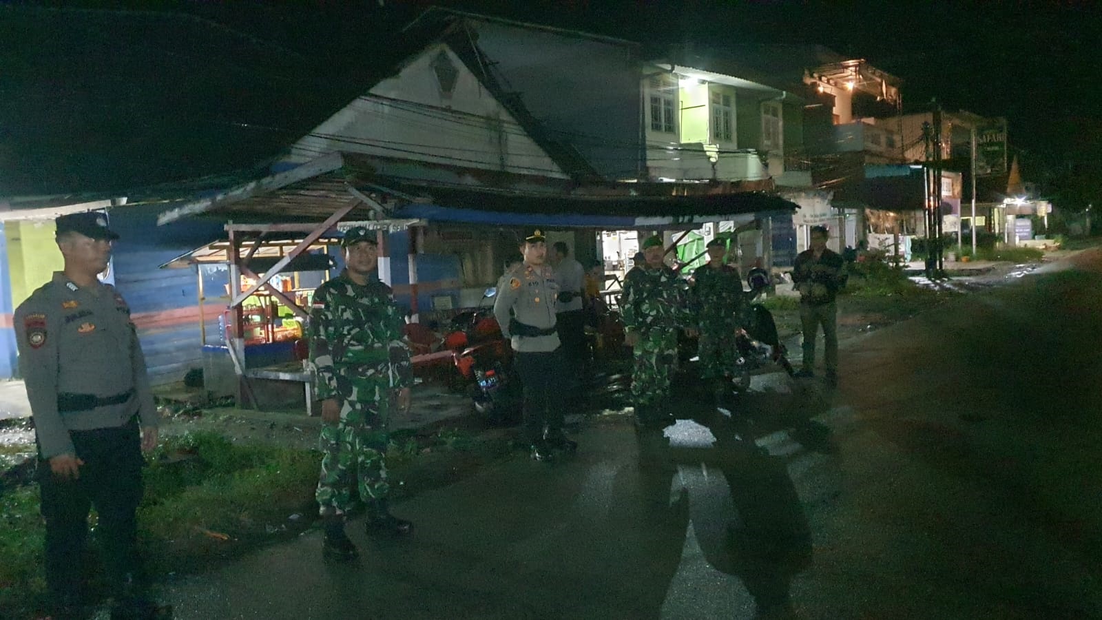 PATROLI: Kegiatan patroli skala besar yang dilaksanakan Polsek Semparuk di wilayah hukumnya.
