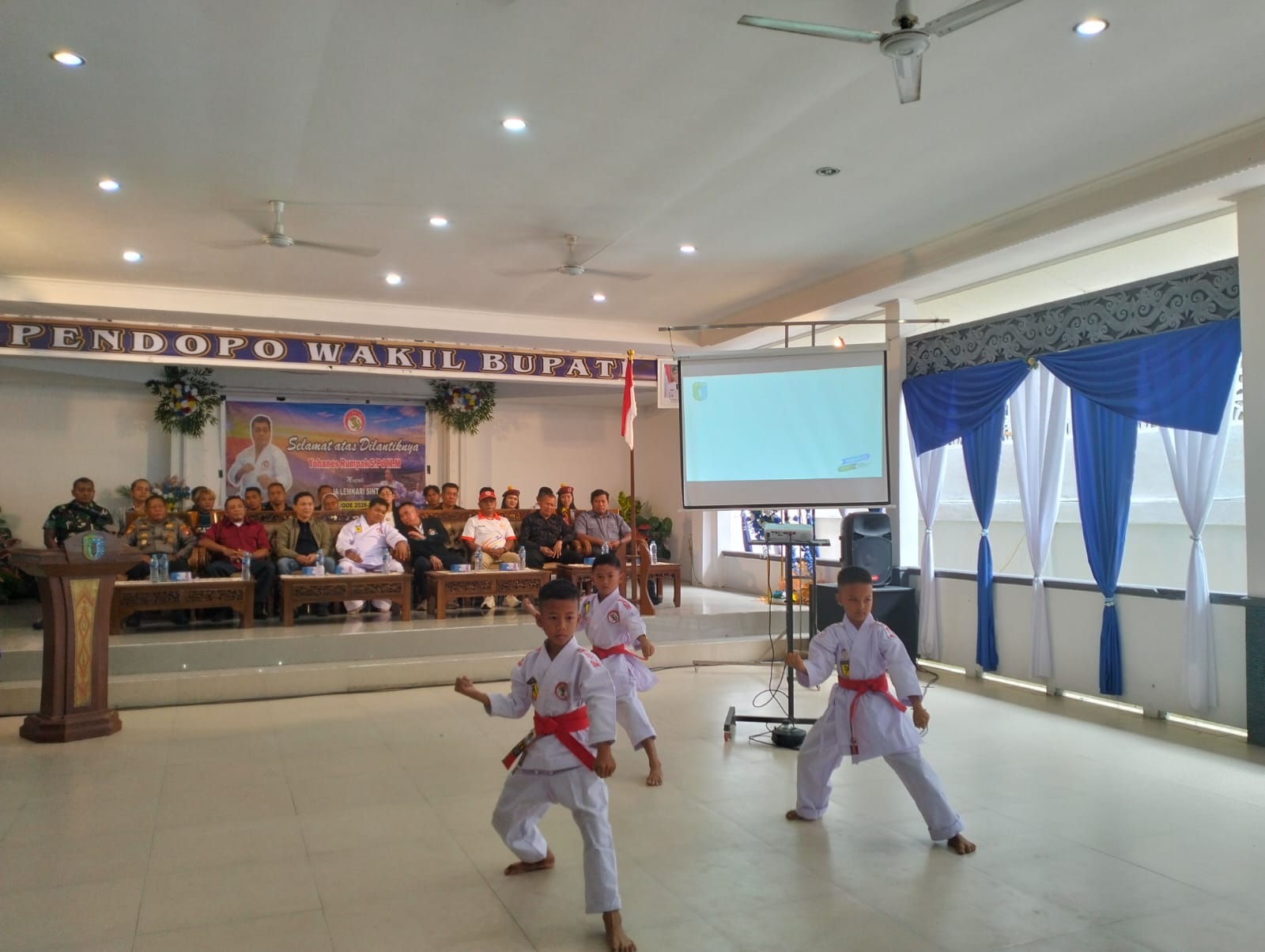 LEMKARI : Sebanyak 200 anggota Lembaga Karate-Do Indonesia (Lemkari) Kabupaten Sintang mengikuti ujian kenaikan tingkat.