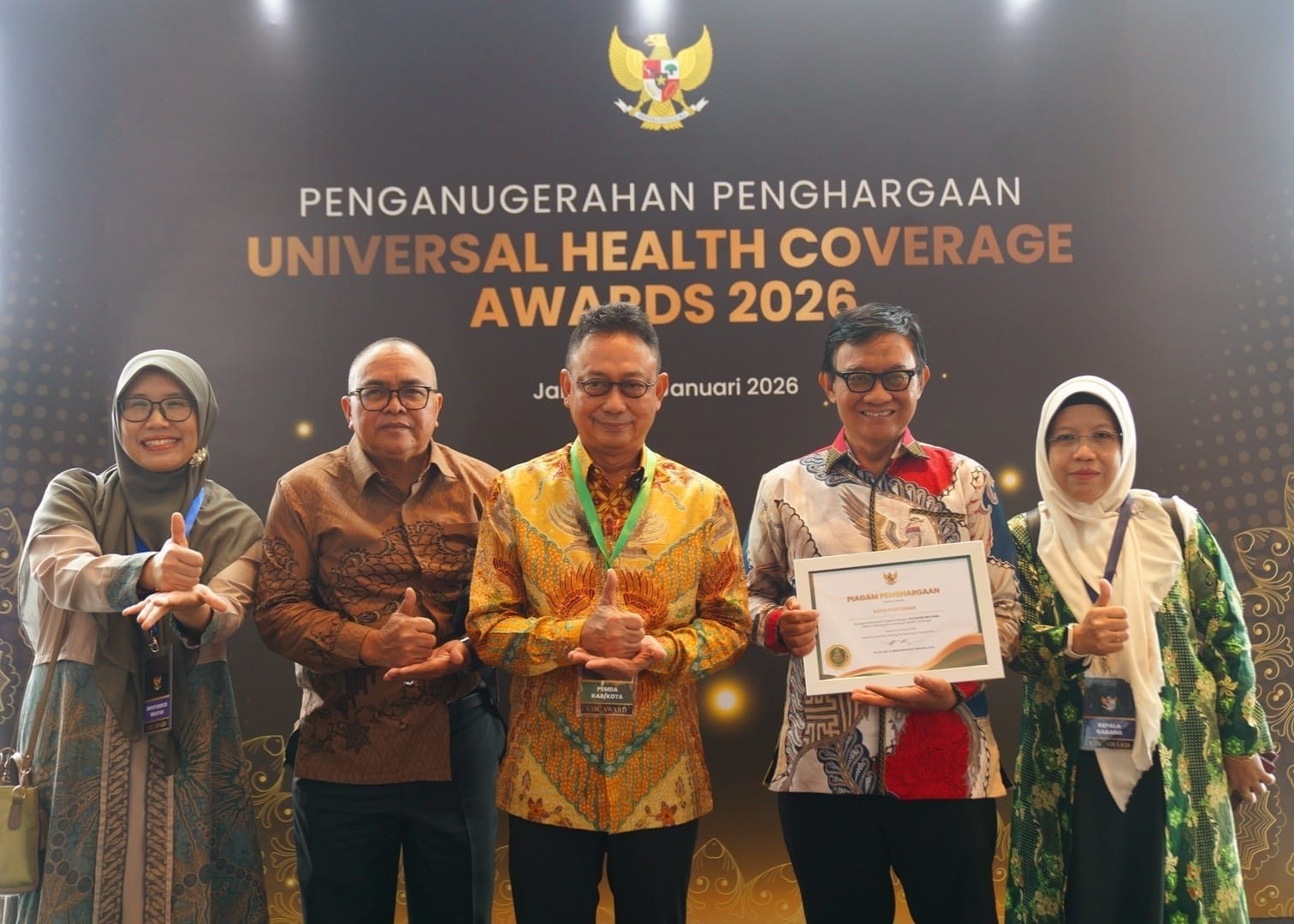 DIABADIKAN: Wali Kota Pontianak Edi Rusdi Kamtono berfoto bersama usai menerima piagam penghargaan UHC Pratama dari BPJS Kesehatan.