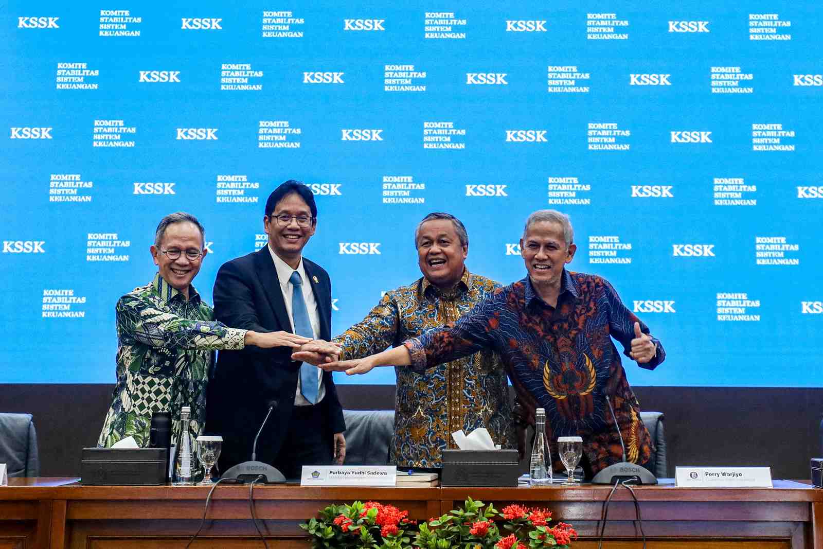 RAPAT BERSAMA: Menteri Keuangan Purbaya Yudhi Sadewa (kedua dari kiri), Gubernur BI Perry Warjiyo (kedua kanan), Ketua LPS Anggiro Abimanyu (kanan) dan Ketua Dewan Komisioner OJK Mahendra Siregar