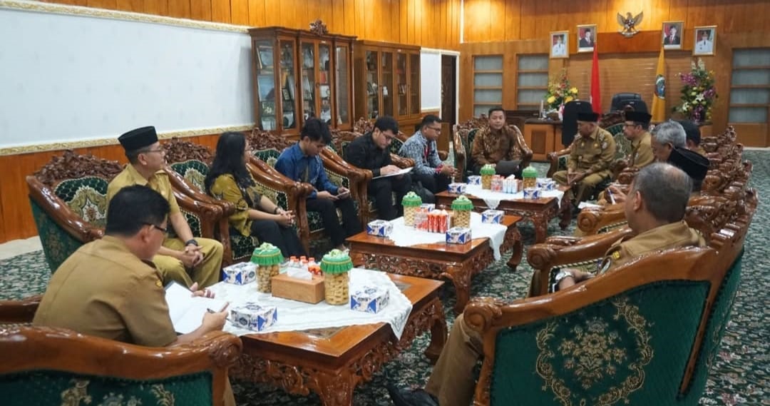 PERTEMUAN: Wabup Juli Suryadi menerima Tim BPK RI di ruang kerjanya.