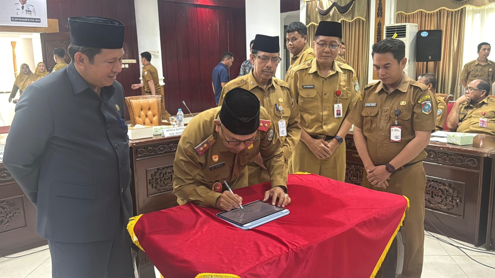PERTEMUAN: Wakil Bupati Mempawah, Juli Suryadi Burdadi melakukan penandatanganan BA Forum Konsultasi Publik Ranwal RKPD 2027 Kabupaten Mempawah.