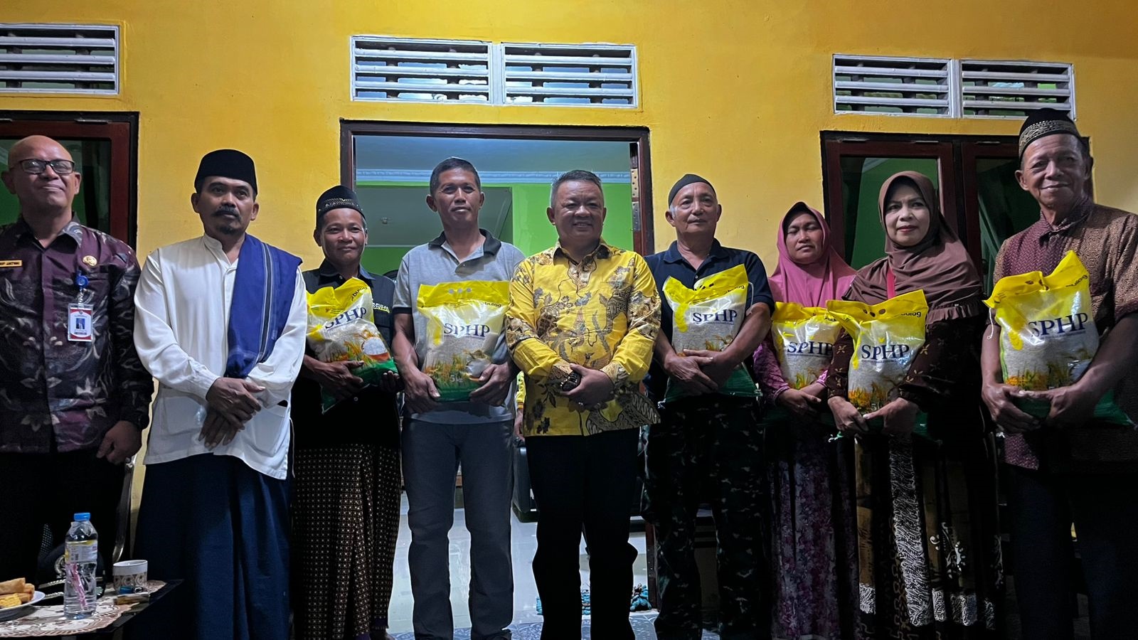 ANJONGAN: Safruddin Asra didampingi Kepala Bagian Umum dan Keuangan Sekretariat DPRD Kabupaten Mempawah, Syarif Jatimi, melaksanakan reses di Anjongan Melancar.