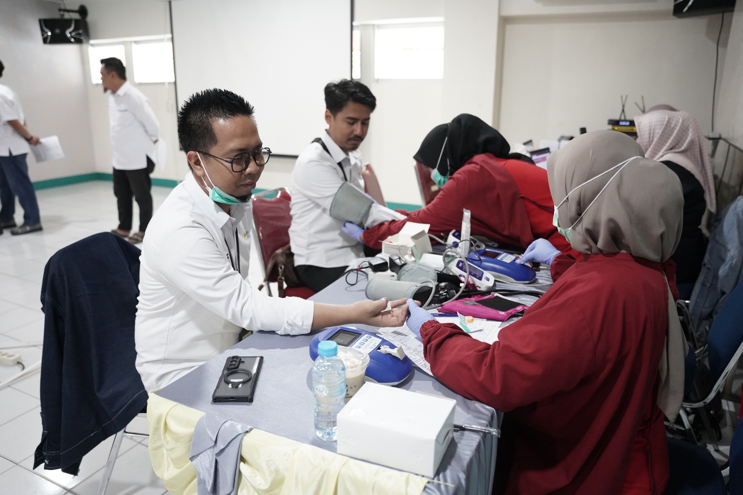 Manager K3L dan Kam PLN UID Kalimantan Barat, Andi Syamsul Bahri (pertama kiri) tengah melakukan pengecekan kesehatan, sebagai tahap awal sebelum melakukan donor darah.