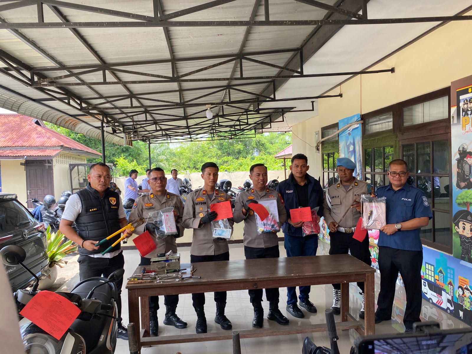 RILIS KASUS: Kapolsek Sungai Ambawang, Iptu Reyden Fidel Armada (tengah) didampingi Wakapolres Kubu Raya, Kompol Andri Syahroni menyampaikan pengungkapan kasus pencurian jalur air dalam Rilis Awal Tah