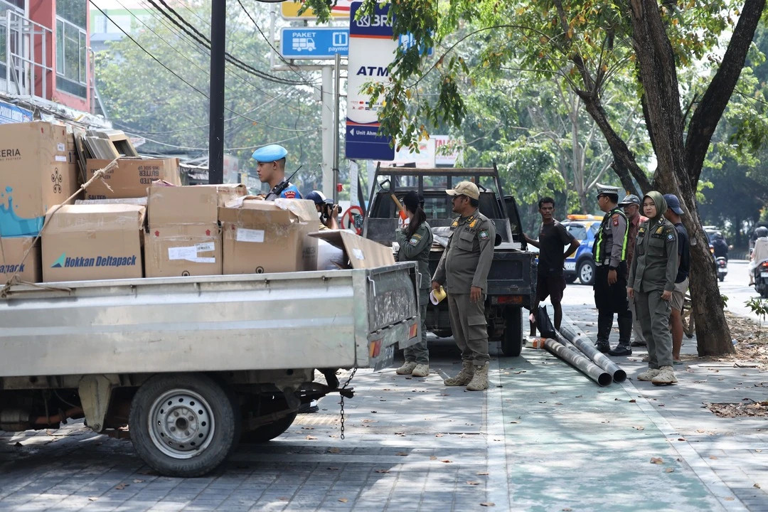 PARKIR LIAR: Petugas dari Pemkot Pontianak saat melakukan penertiban parkir liar di tiga titik ruas jalan.