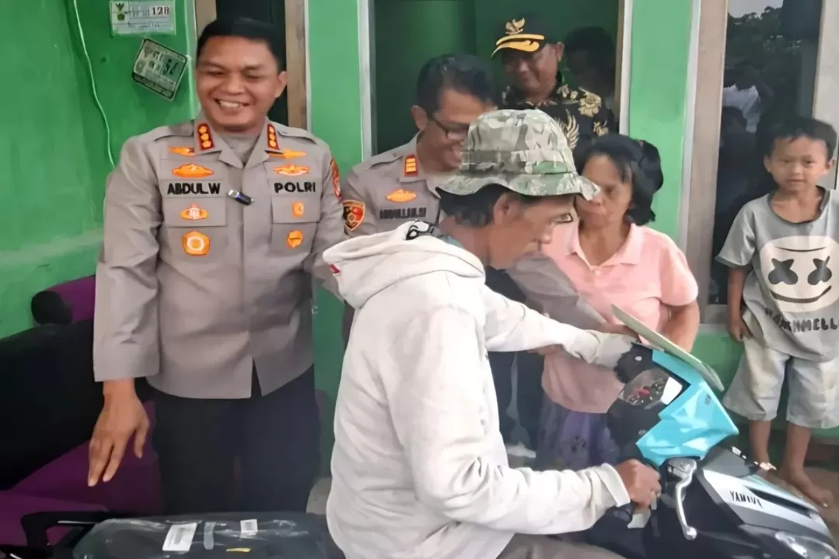 Kapolres Metro Depok Kombes Pol. Abdul Waras memberikan sepeda motor dan modal usaha kepada Sudrajat, penjual es hunkue yang viral dan sempat dituduh menjual es spons, Selasa (27/1).