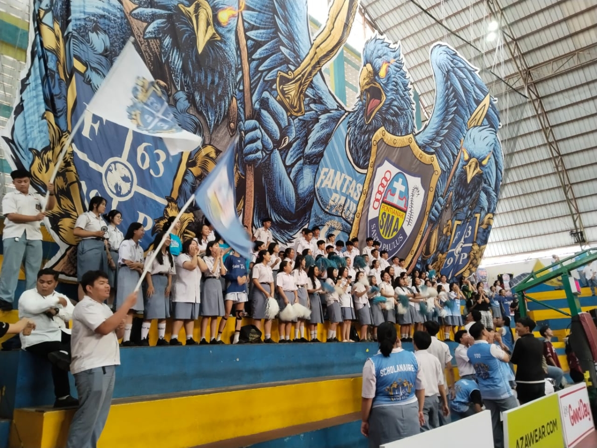 Dukungan dari Fantastik Paull untuk SMA Santo Paulus dalam babak Play Off Honda DBL with Kopi Good Day 2026 West Kalimantan, Rabu (28/1).