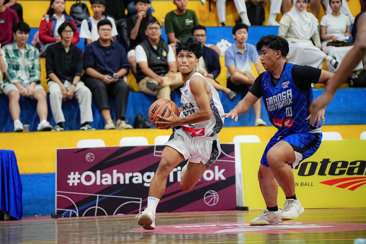 Potret pertandingan tim putra SMA Panca Setya Sintang (jersey terang) versus SMAN 1 Pontianak (jersey gelap) di DBL Pontianak 2025-2026.