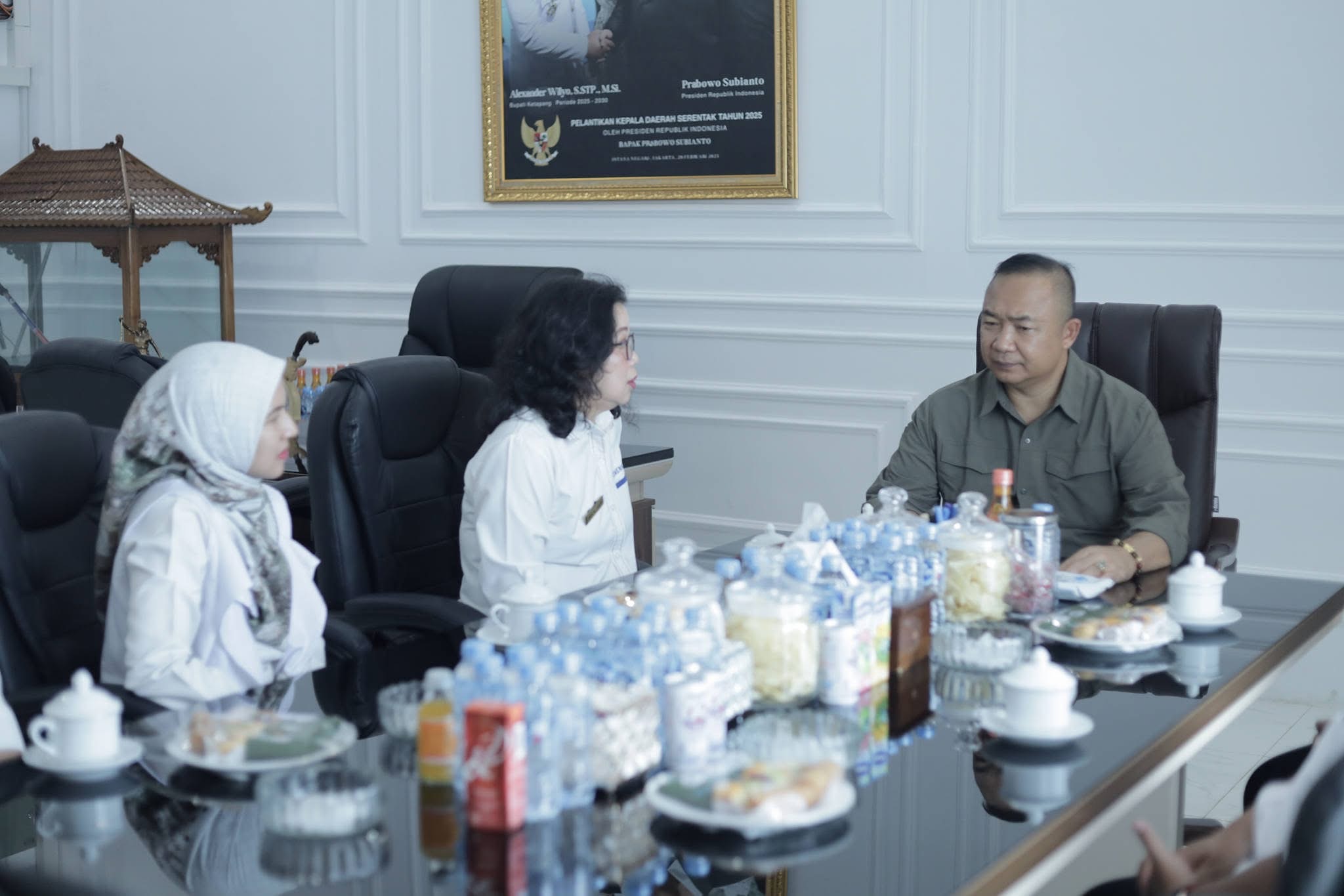 SILATURAHMI : Bupati Ketapang, Alexander Wilyo, menerima kunjungan silaturahmi jajaran KPP Pratama Ketapang, Senin (26/1).
