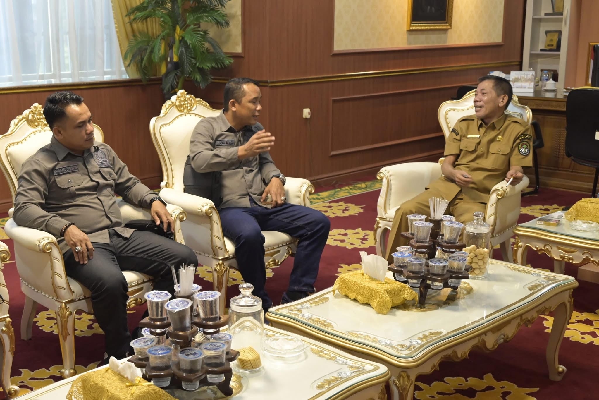 SILATURAHMI : Wabup Ketapang, Jamhuri Amir, menerima kunjungan anggota Komisi III DPRD Ketapang di ruang kerjanya, Selasa (27/1).