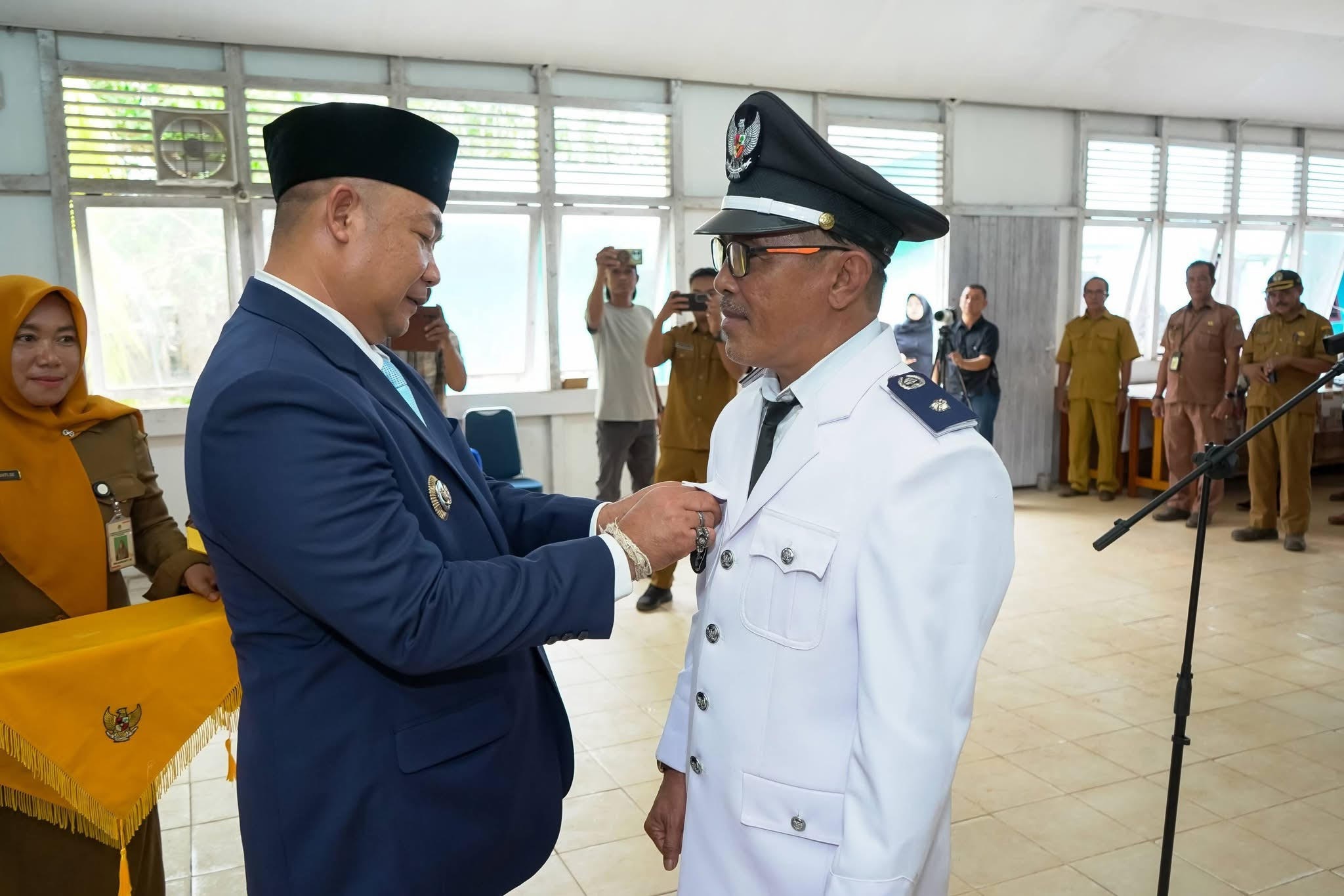 LANTIK : Bupati Ketapang, Alexander Wilyo, melantik dua kepala desa hasil PAW, Senin, (26/1).
